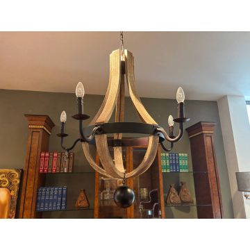 Lampadario in legno