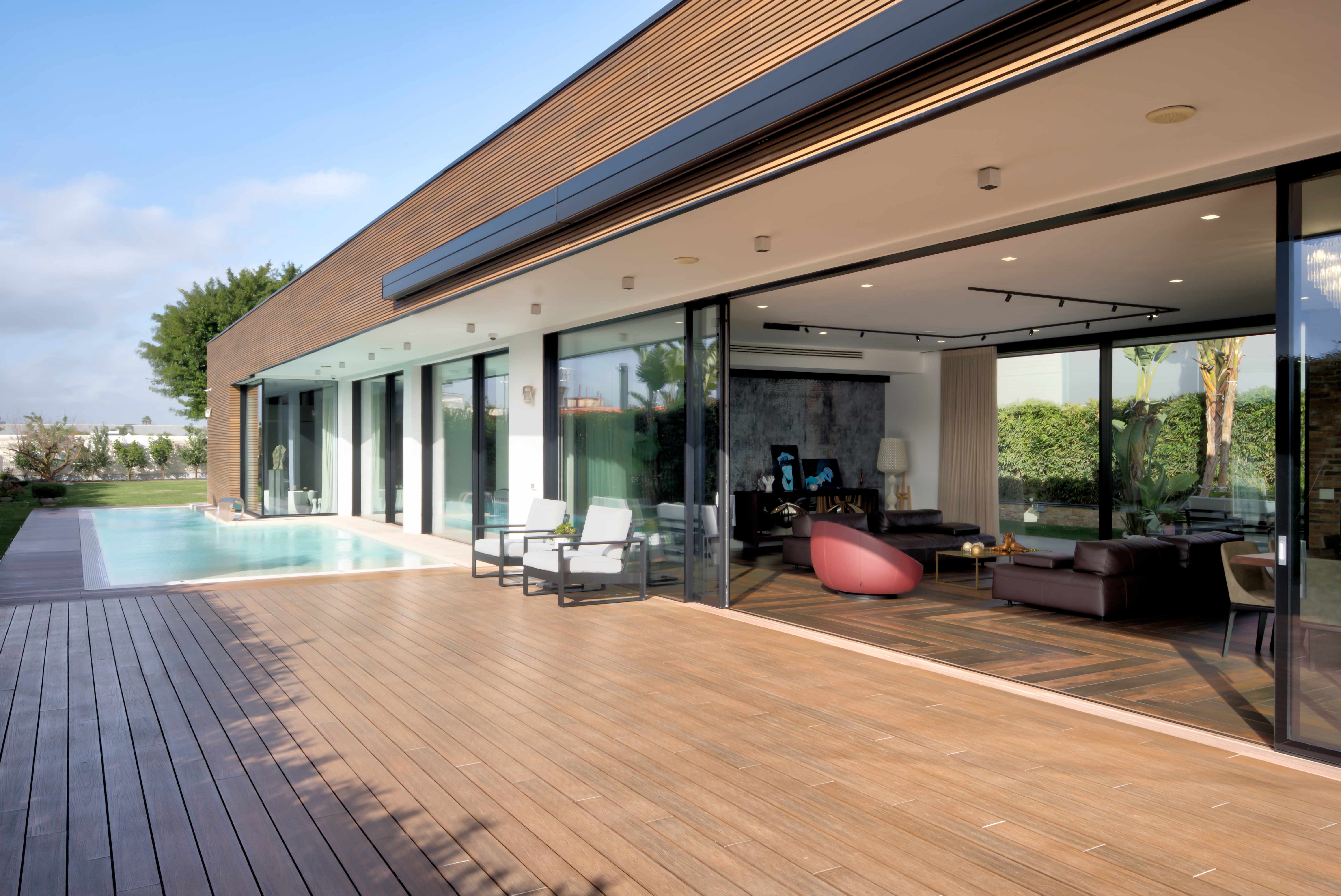 Team di professionisti per un progetto d’arredo personalizzato Interior designer e architetto progettano villa su misura