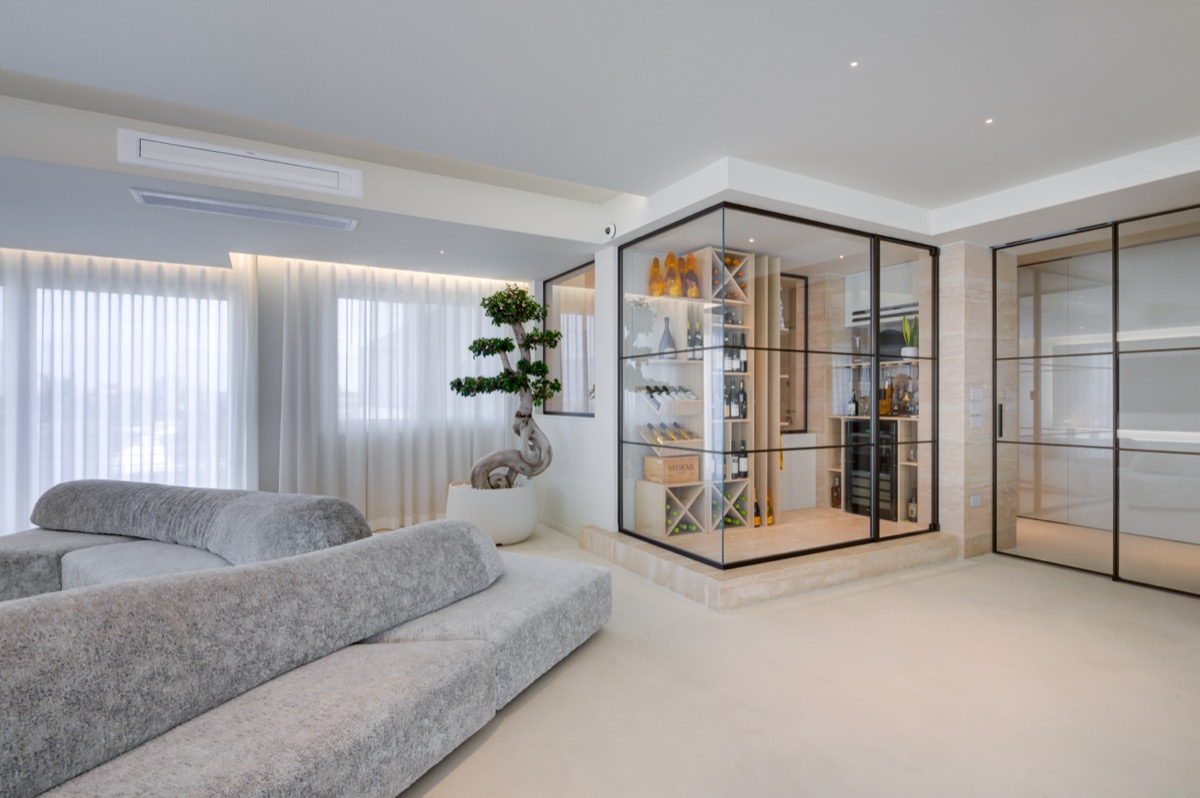 attico su due livelli con cantina su misura e finiture in travertino