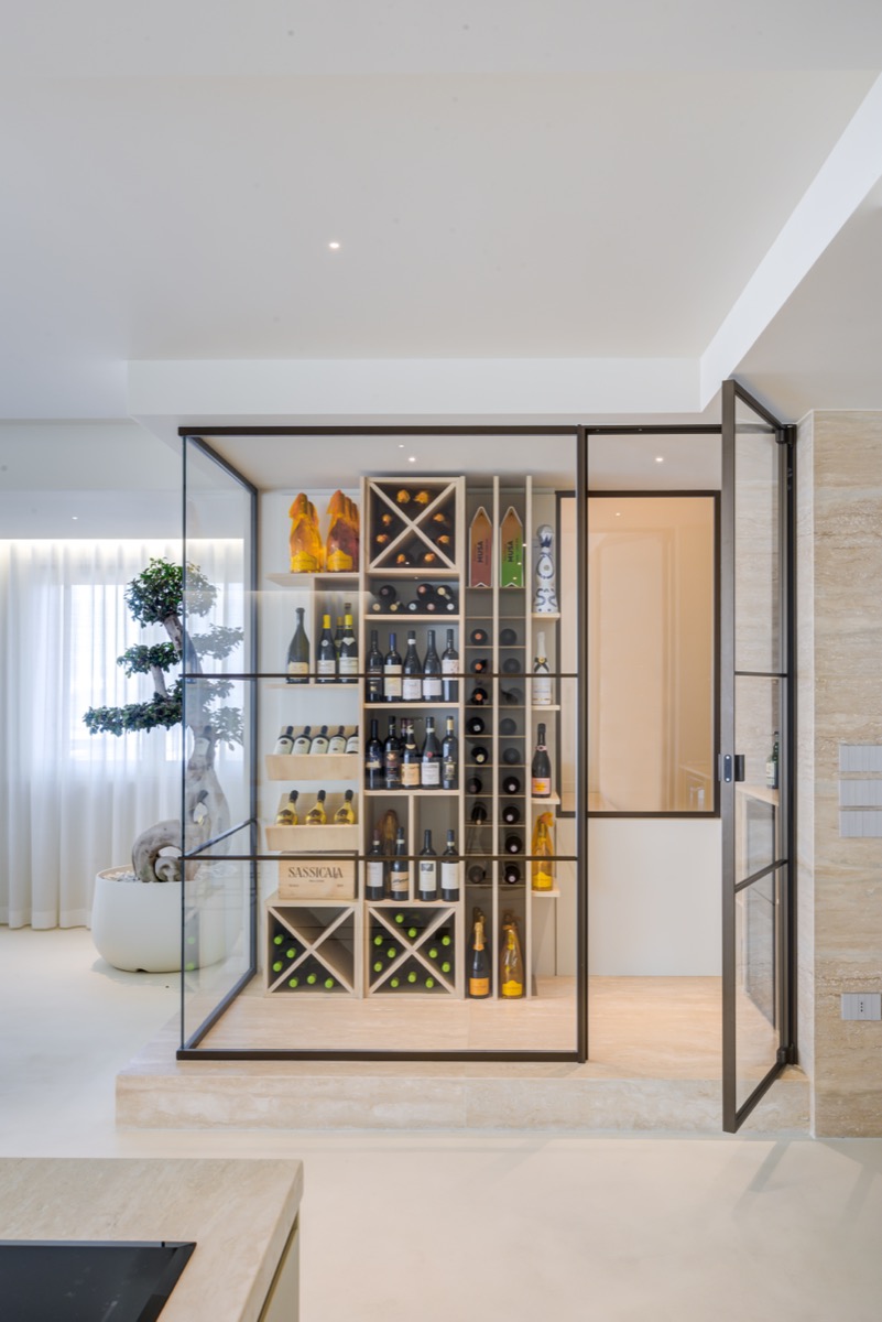 la cantina su disegno aperta con basamento e pareti in travertino