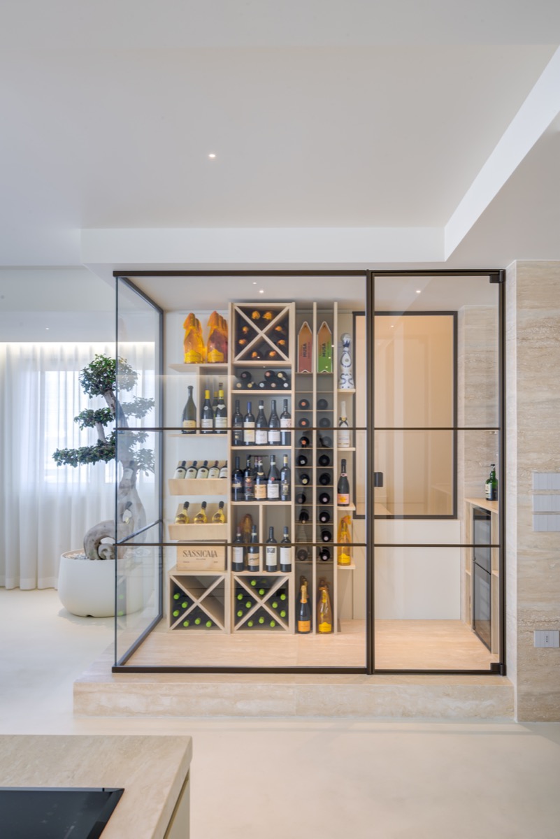 la cantina su disegno aperta con basamento e pareti in travertino