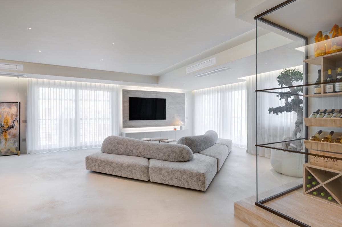 salotto con divano edra on the rocks tavolini in alabastro e rivestimenti in travertino