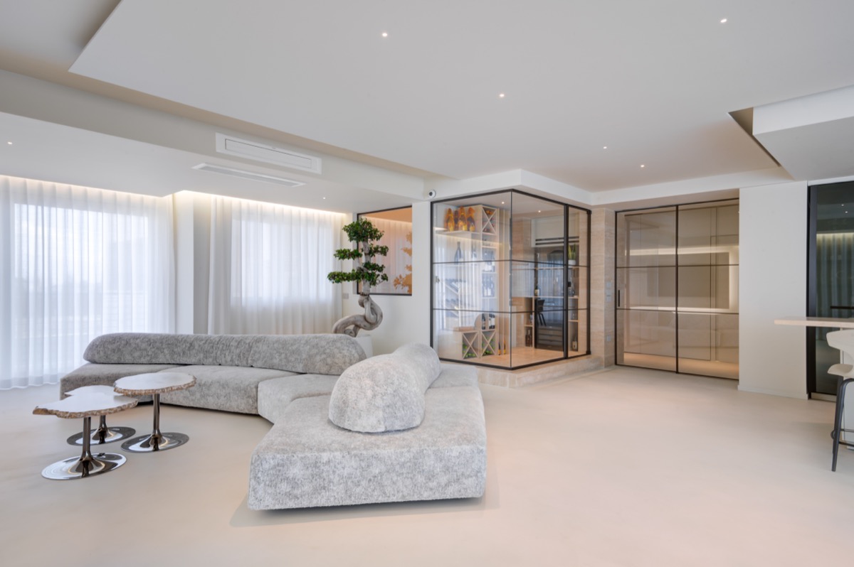 salotto con divano edra on the rocks tavolini in alabastro e rivestimenti in travertino