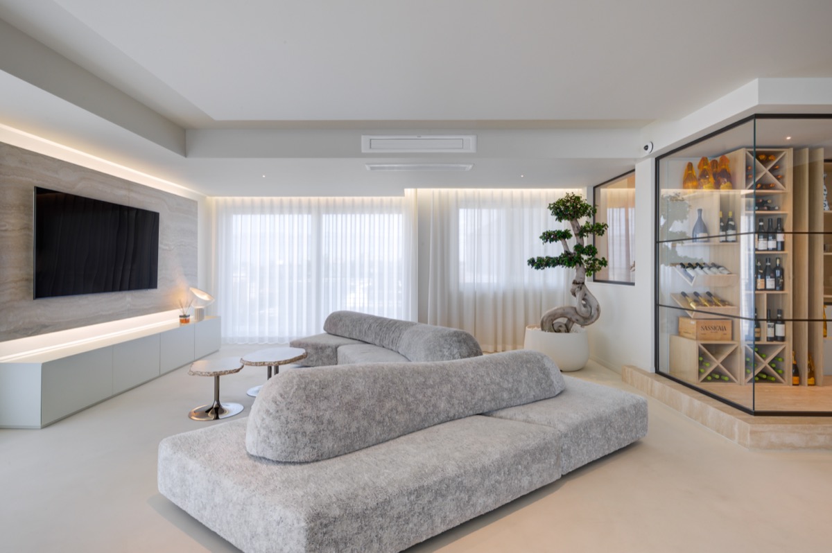 salotto con divano edra on the rocks tavolini in alabastro e rivestimenti in travertino