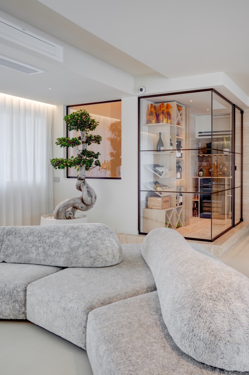 cantina su disegno e finiture in travertino