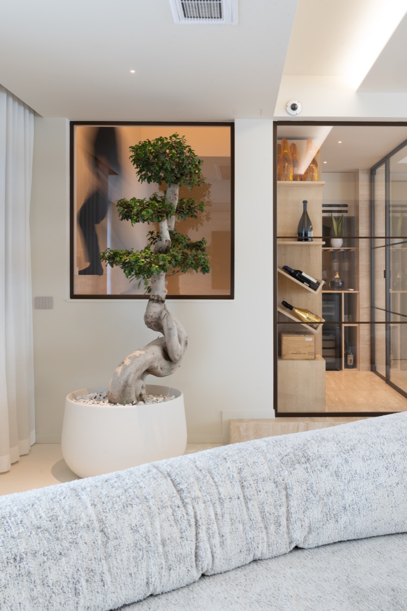 vista sulla scala che conduce alla seconda zona giorno. a destra la cantina su misura con rivestimenti in travertino