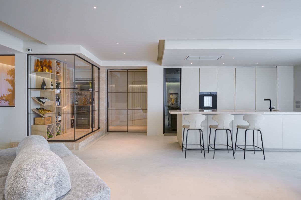 living con cucina a isola poliform e dettagli in travertino