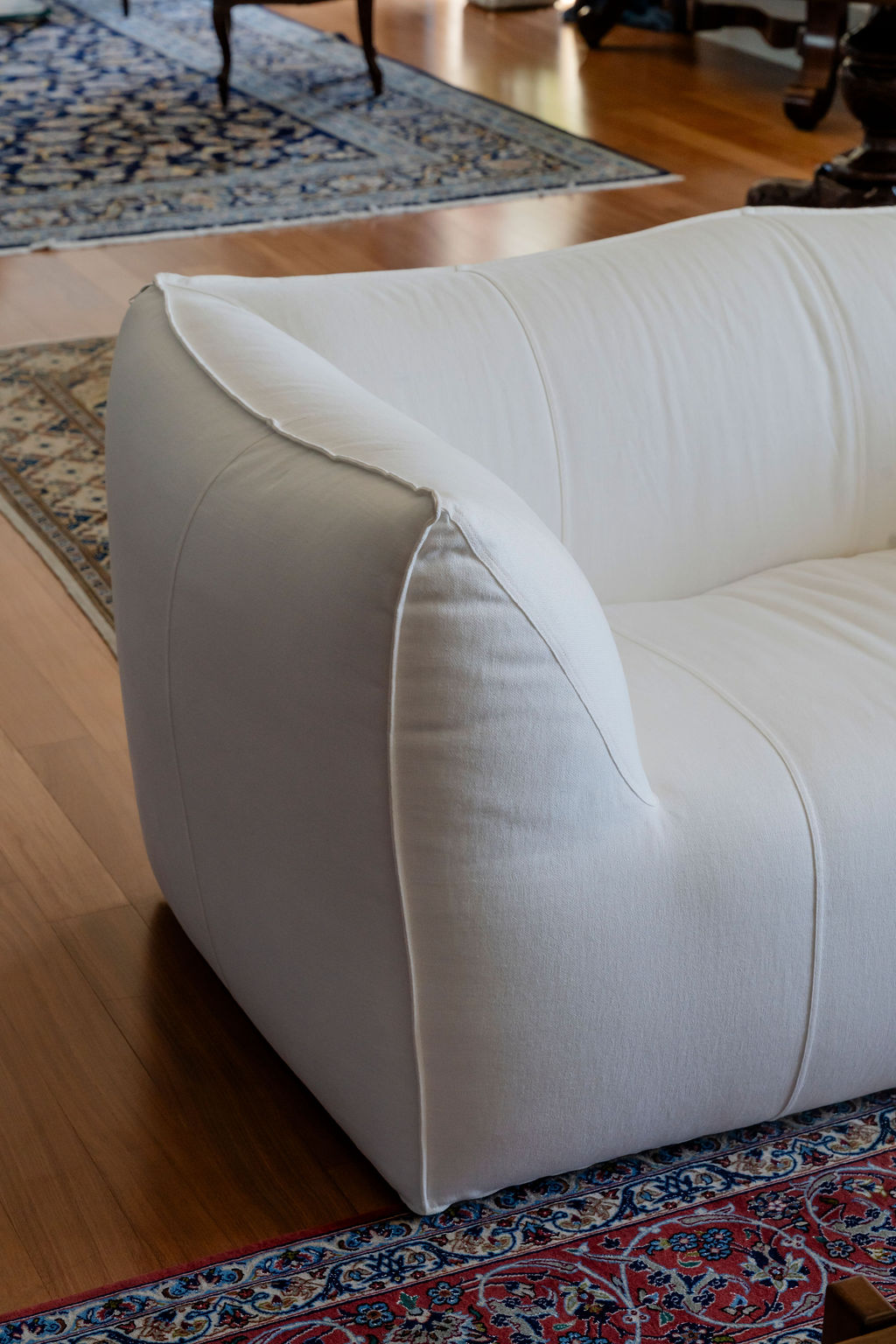 arredamento contemporaneo elegante divano le bambole con tappeti orientali