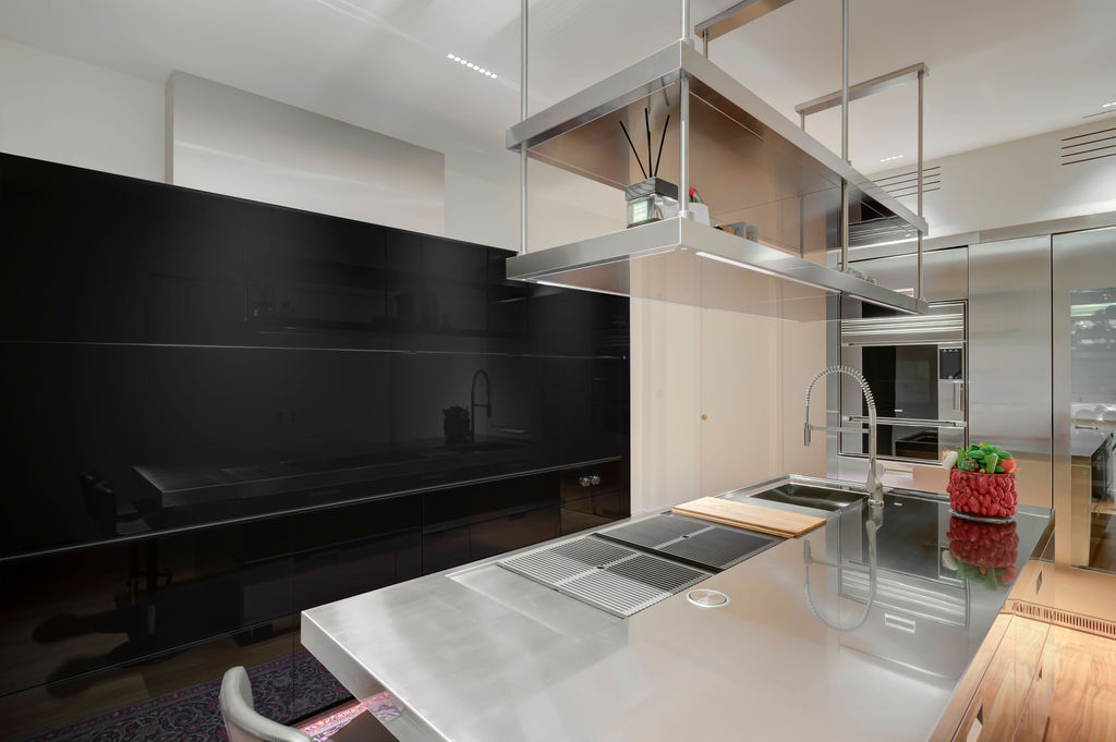 arredamento classico contemporaneo cucina logica celata valcucine chiusa e isola arclinea
