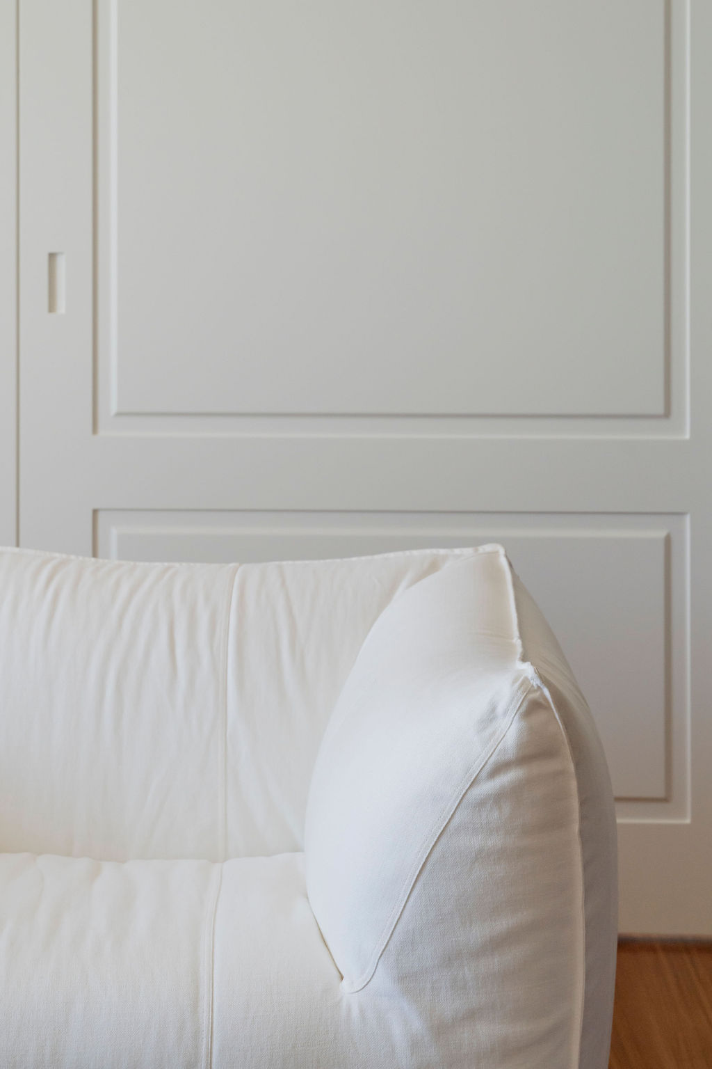 arredamento classico contemporaneo divano le bambole con boiserie