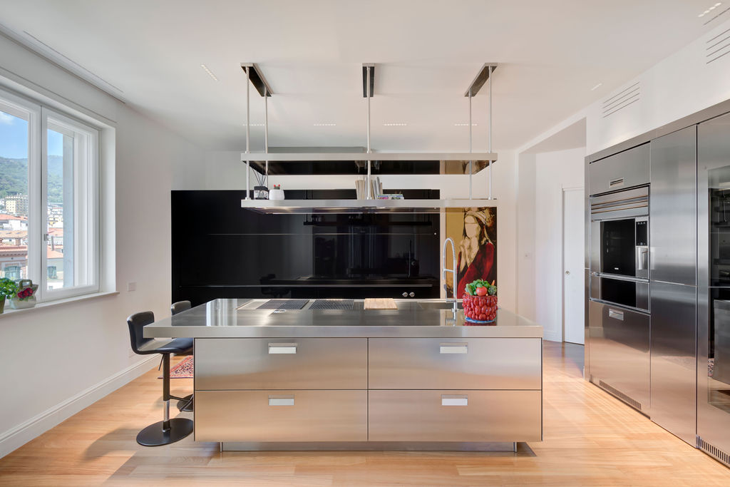 arredamento classico contemporaneo cucina logica celata valcucine chiusa e isola arclinea