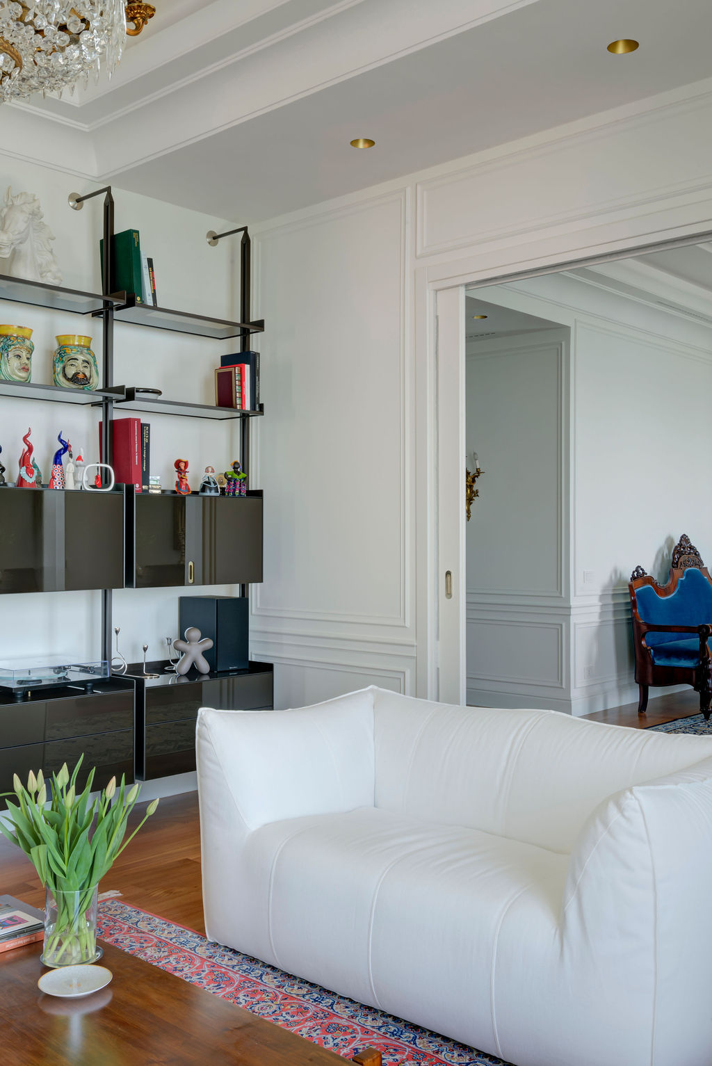 esempio di salotto con arredamento contemporaneo classico