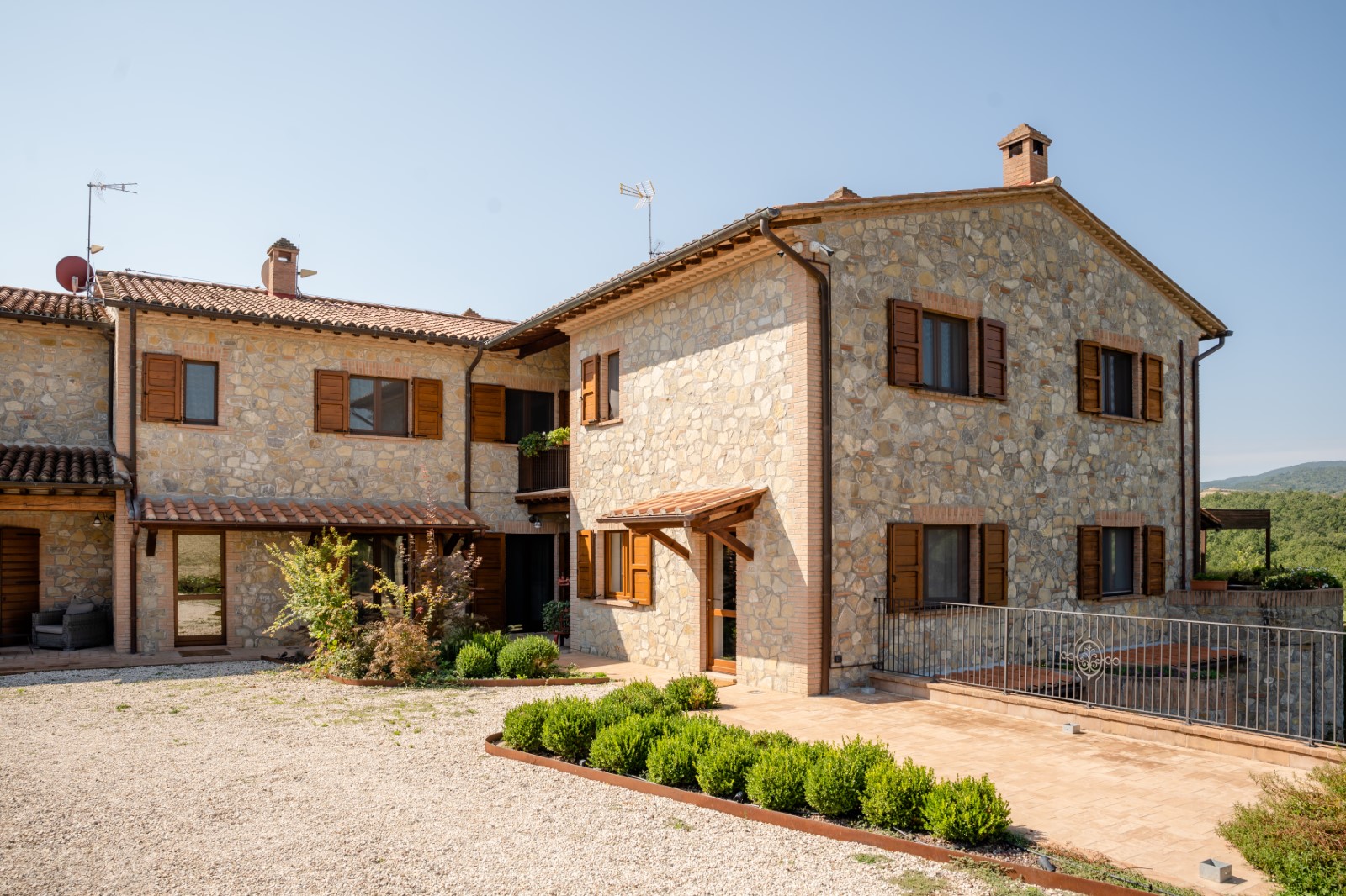 Vista esterna del casale ristrutturato immerso tra gli ulivi in Umbria