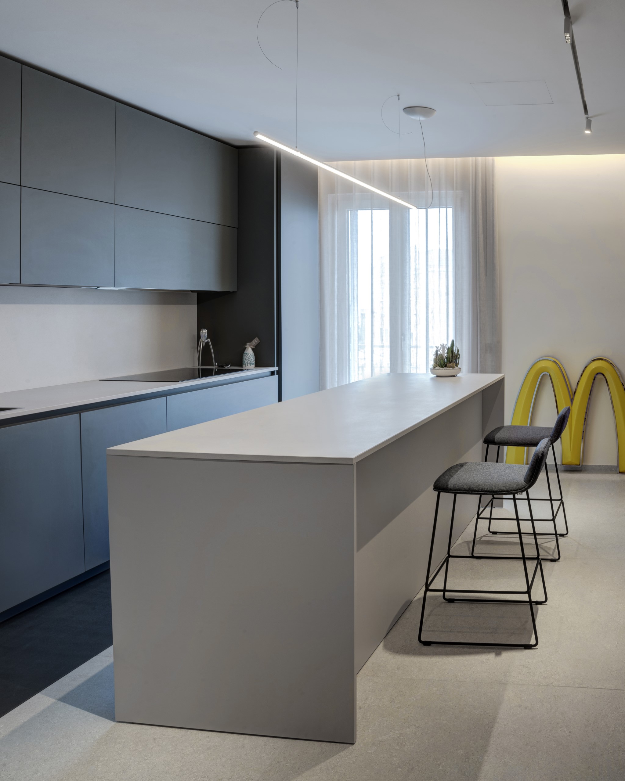 Composizione cucina Euromobil con soluzioni funzionali ed eleganti Cucina con isola centrale Euromobil e porta scrigno integrata su misura
