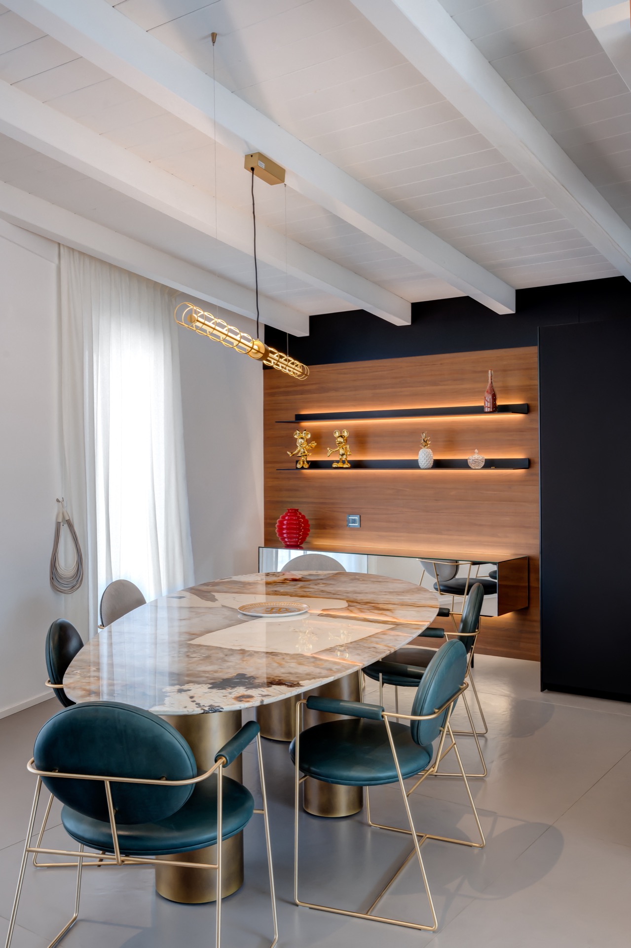 zona pranzo open-space con lampada a sospensione Hubble Space di Baxter e boiserie rimadesio