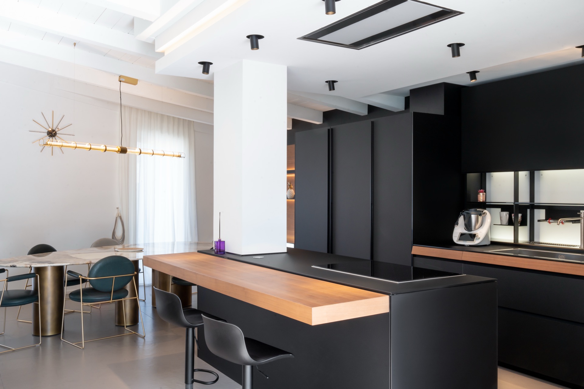 cucina con isola logica celata valcucine nell'open-space living