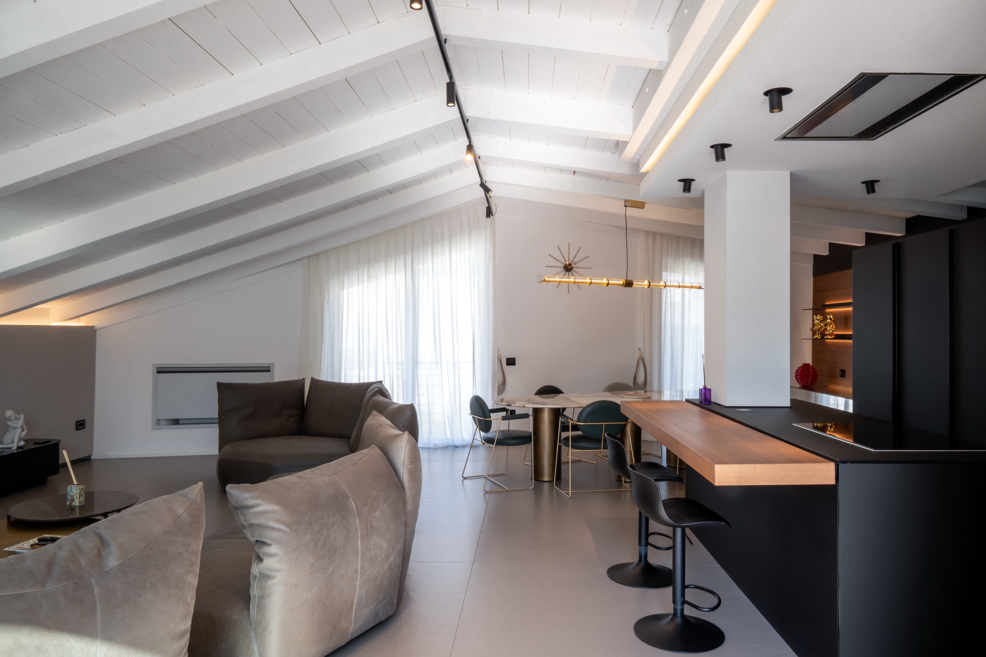 vista del piano superiore con soggiorno e cucina open-space