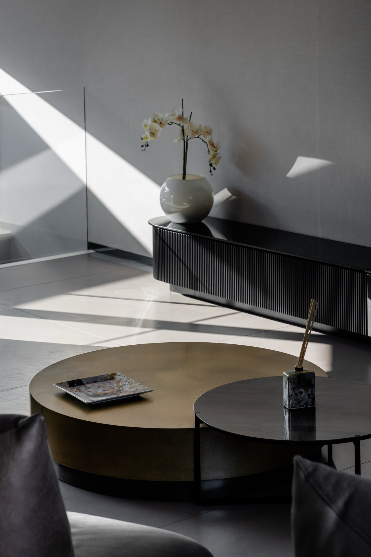 dettaglo del living open-space con tavolini da caffe rotondi baxter loren e icaro stone