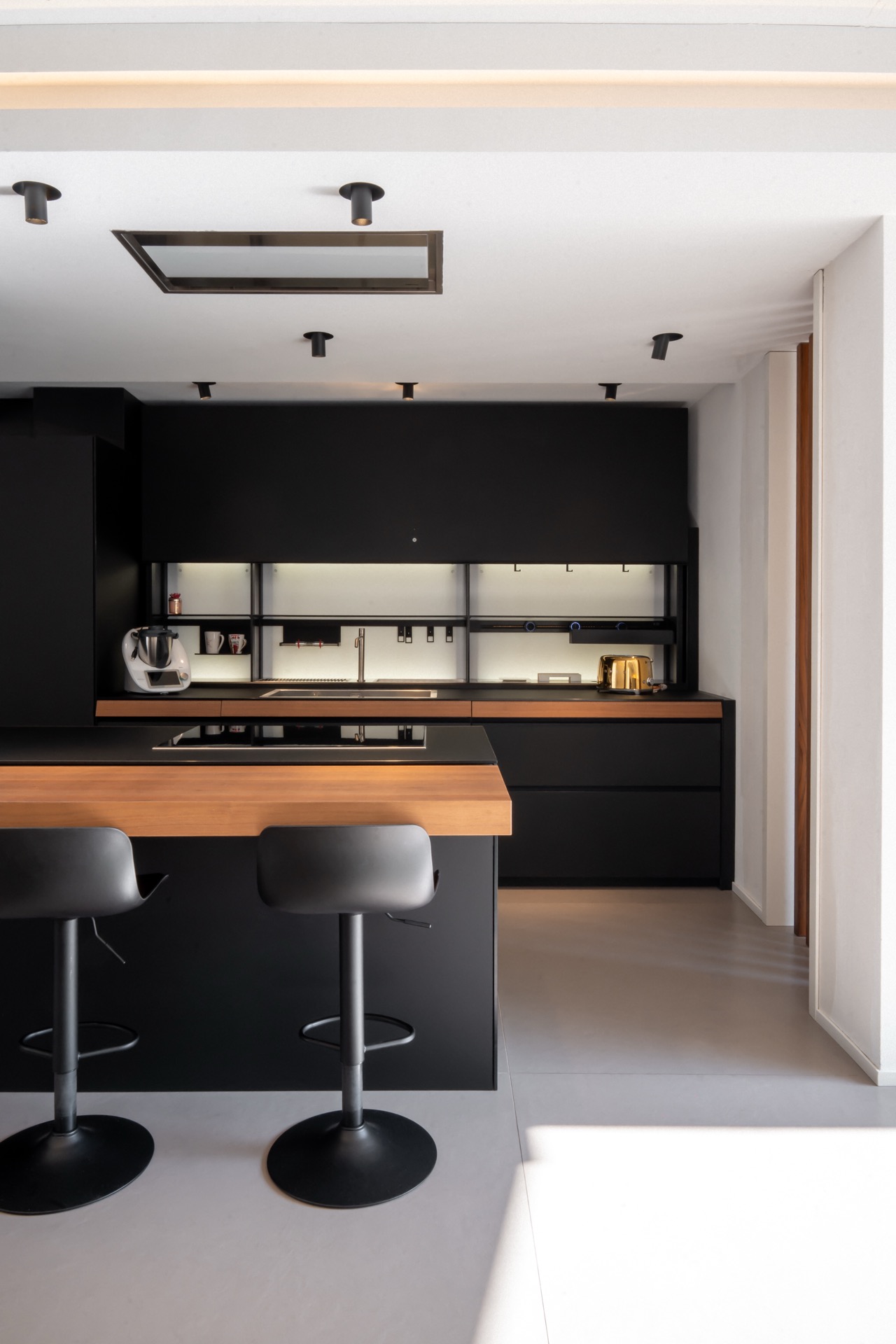 cucina con isola per open-space logica celata di valcucine. sistema di apertura e chiusura