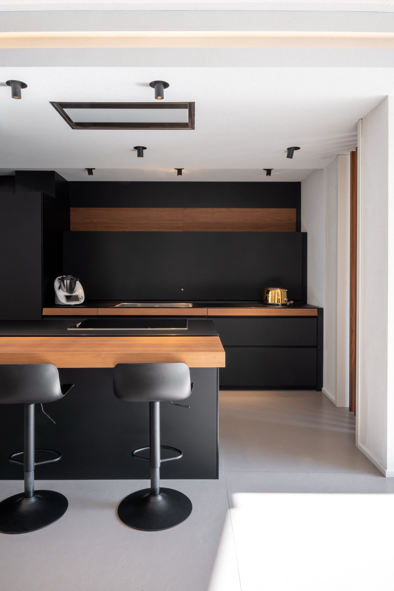 sistema di apertura e chiusura parete attrezzata della cucina a isola per open-space logica celata di valcucine.