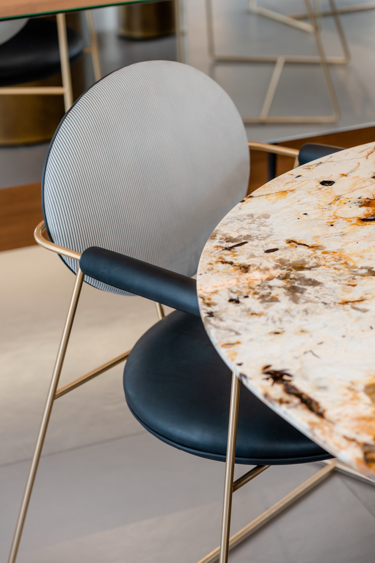 zona pranzo open space con tavolo lagos baxter e sedie gemma in tessuto rigato e pelle