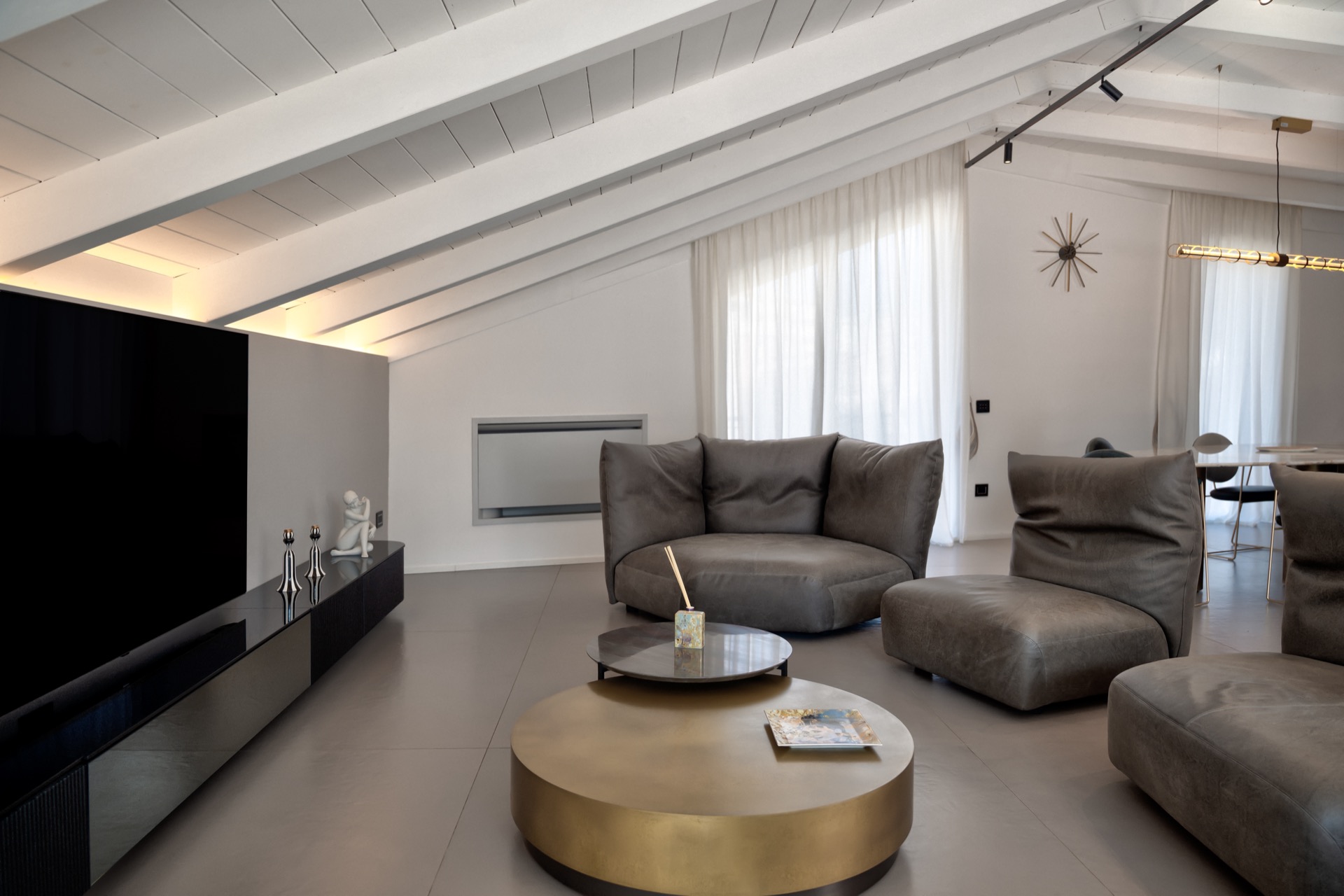 salotto tv open-space con divani standard Edra in pelle tortora