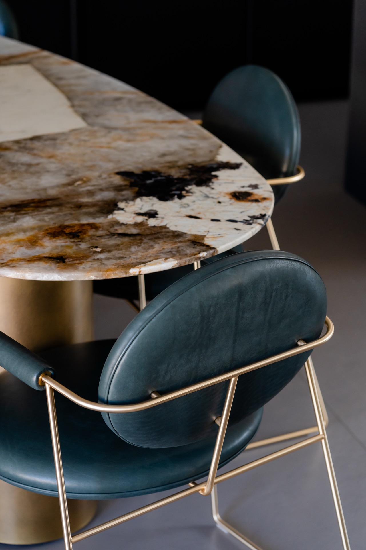 zona pranzo open space con tavolo lagos baxter e sedie gemma in pelle ottanio