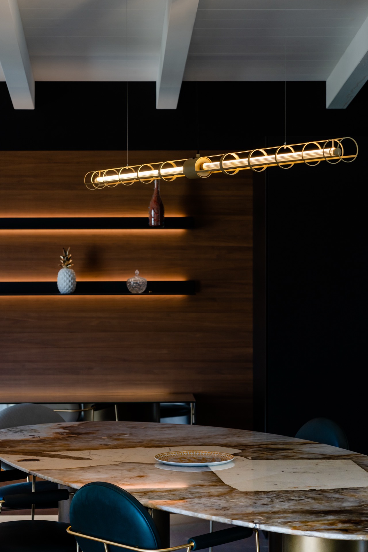 zona pranzo open-space con lampada a sospensione Hubble Space di Baxter