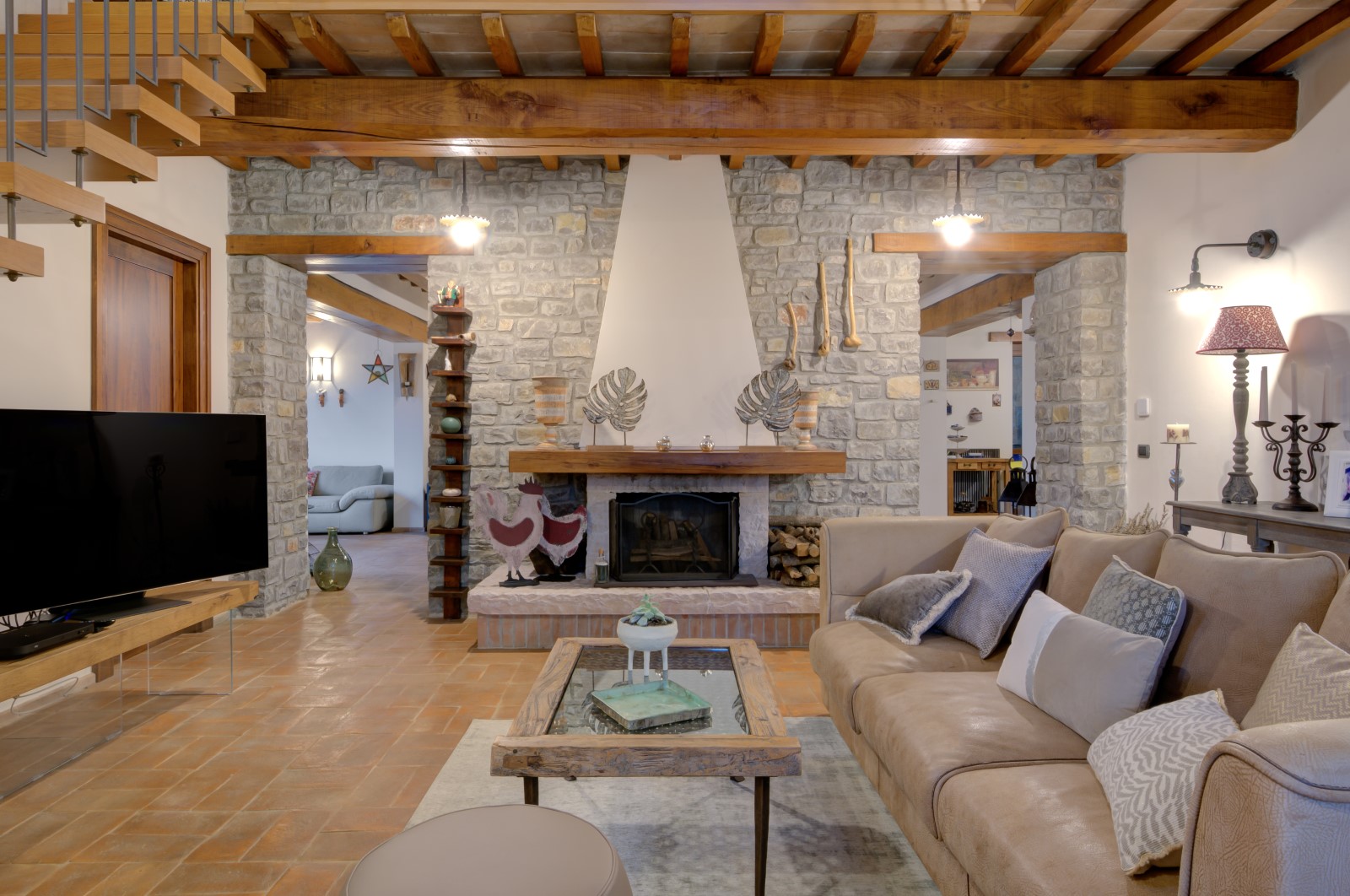 Living con divano Baxter e camino rustico in casale umbro