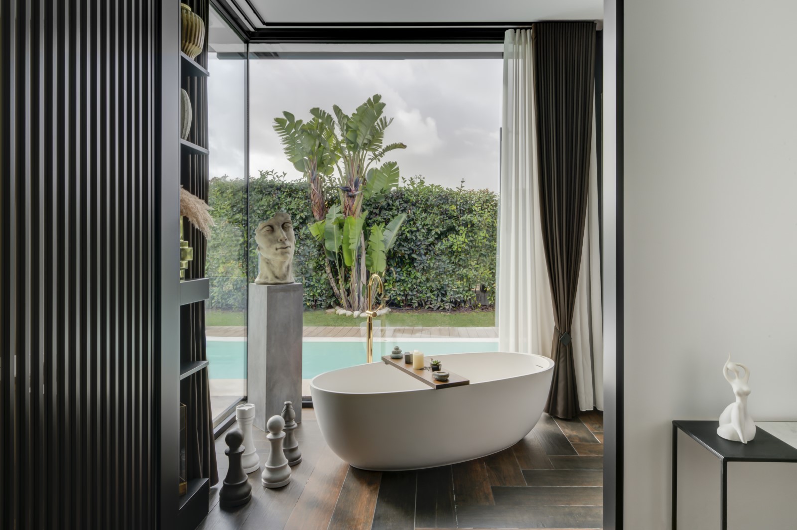 Spazio esterno con piscina e giardino in villa moderna Piscina con giardino visibile da interni e vasca panoramica