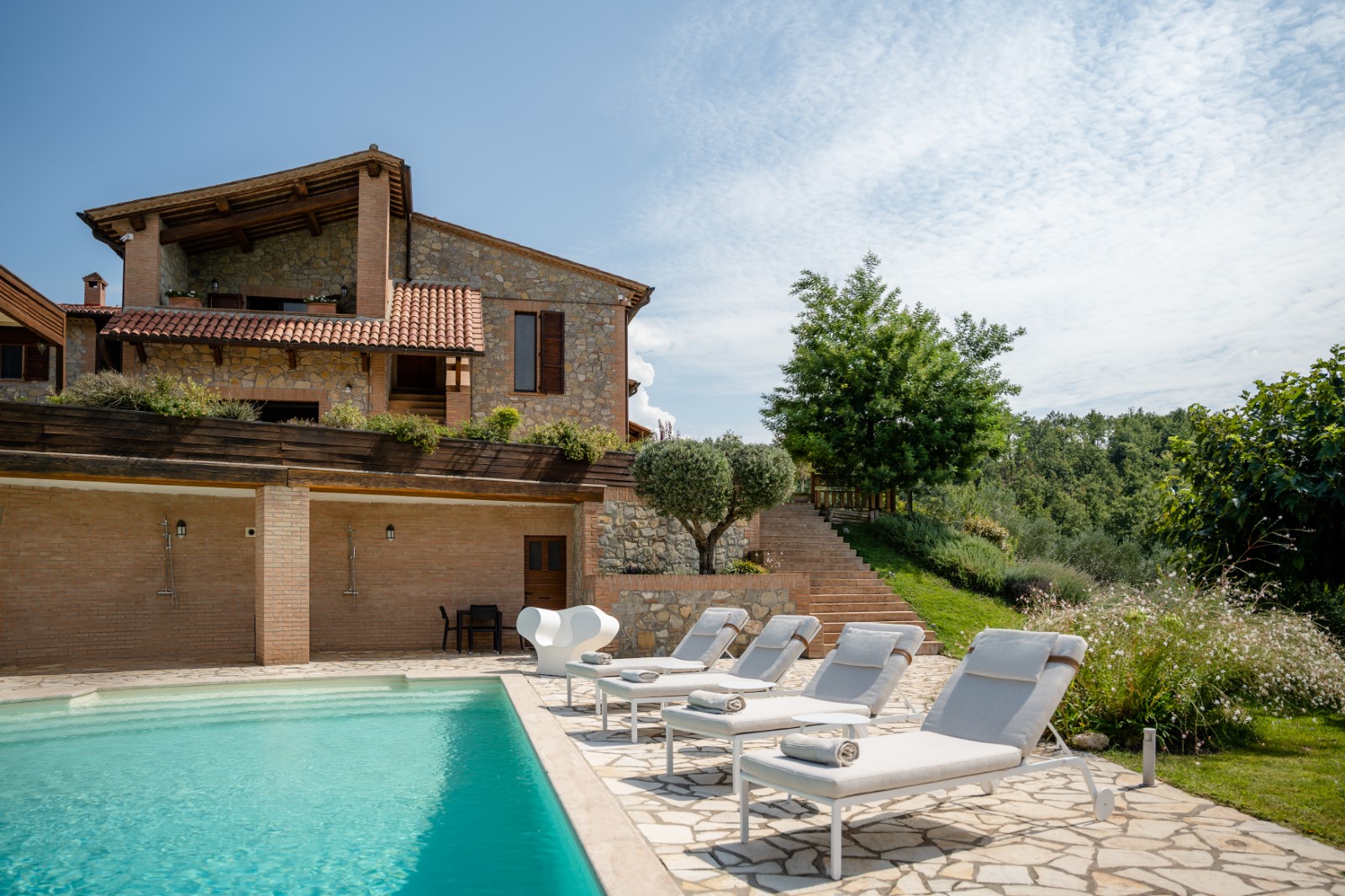 Piscina panoramica con pergolato in un casale in Umbria