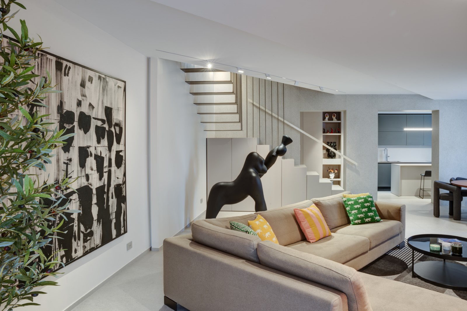 Appartamento personalizzato con arredi su misura contemporanei Interior design su misura in stile pop e moderno