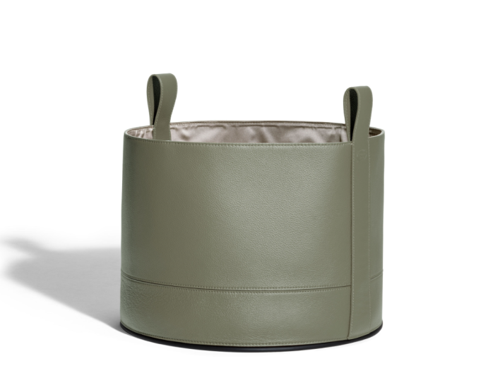 regali per la casa Contenitore Leather Basket di Simona Cremascoli per Poltrona Frau verde salvia