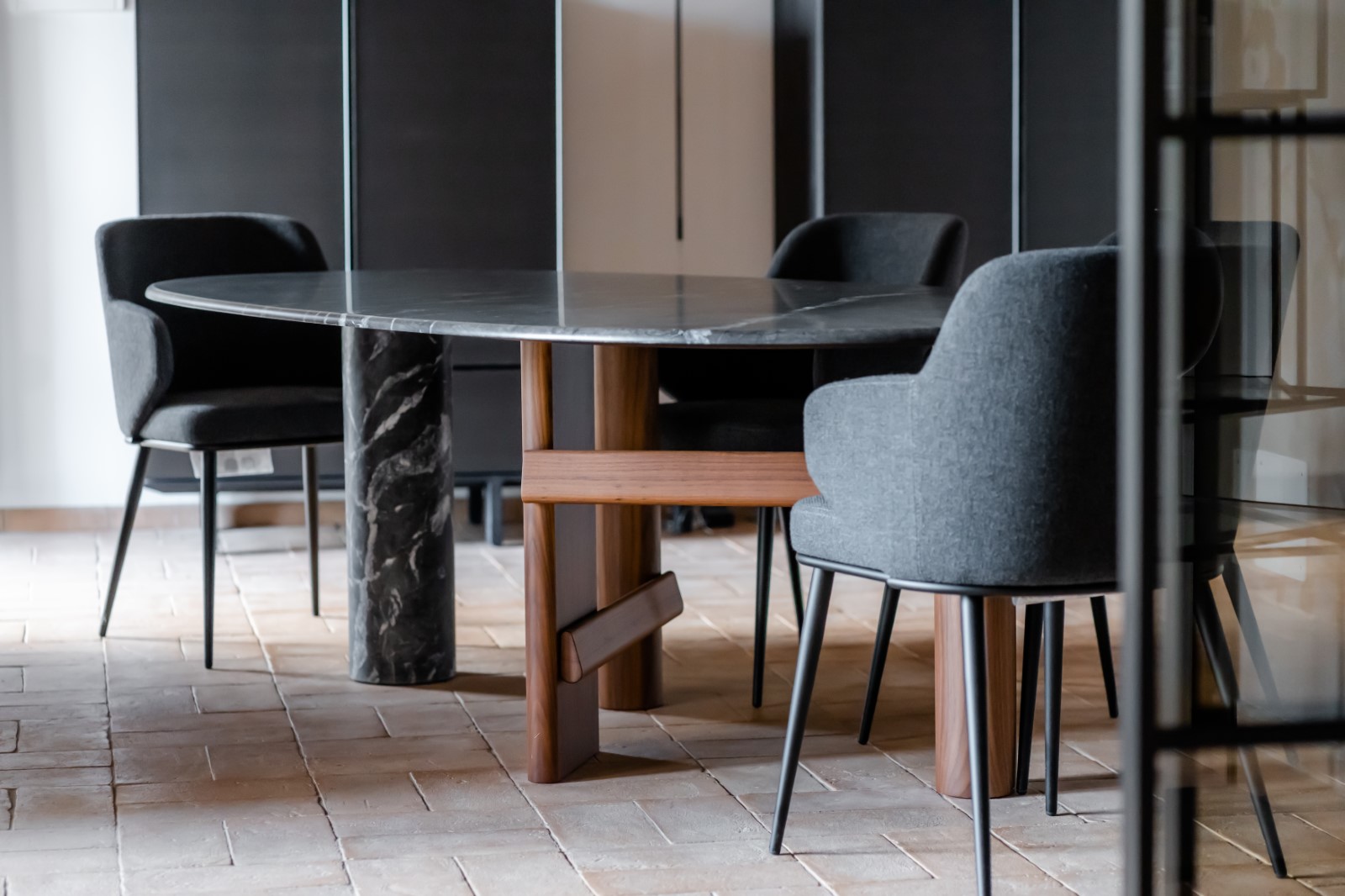 Sala da pranzo con tavolo Cassina Sengu e madie Poliform