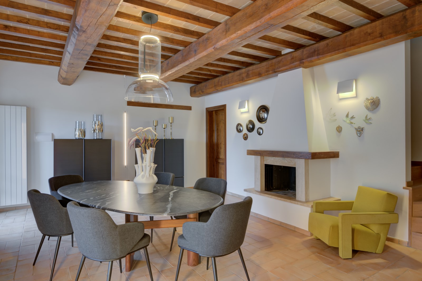 Sala da pranzo con tavolo Cassina Sengu e madie Poliform