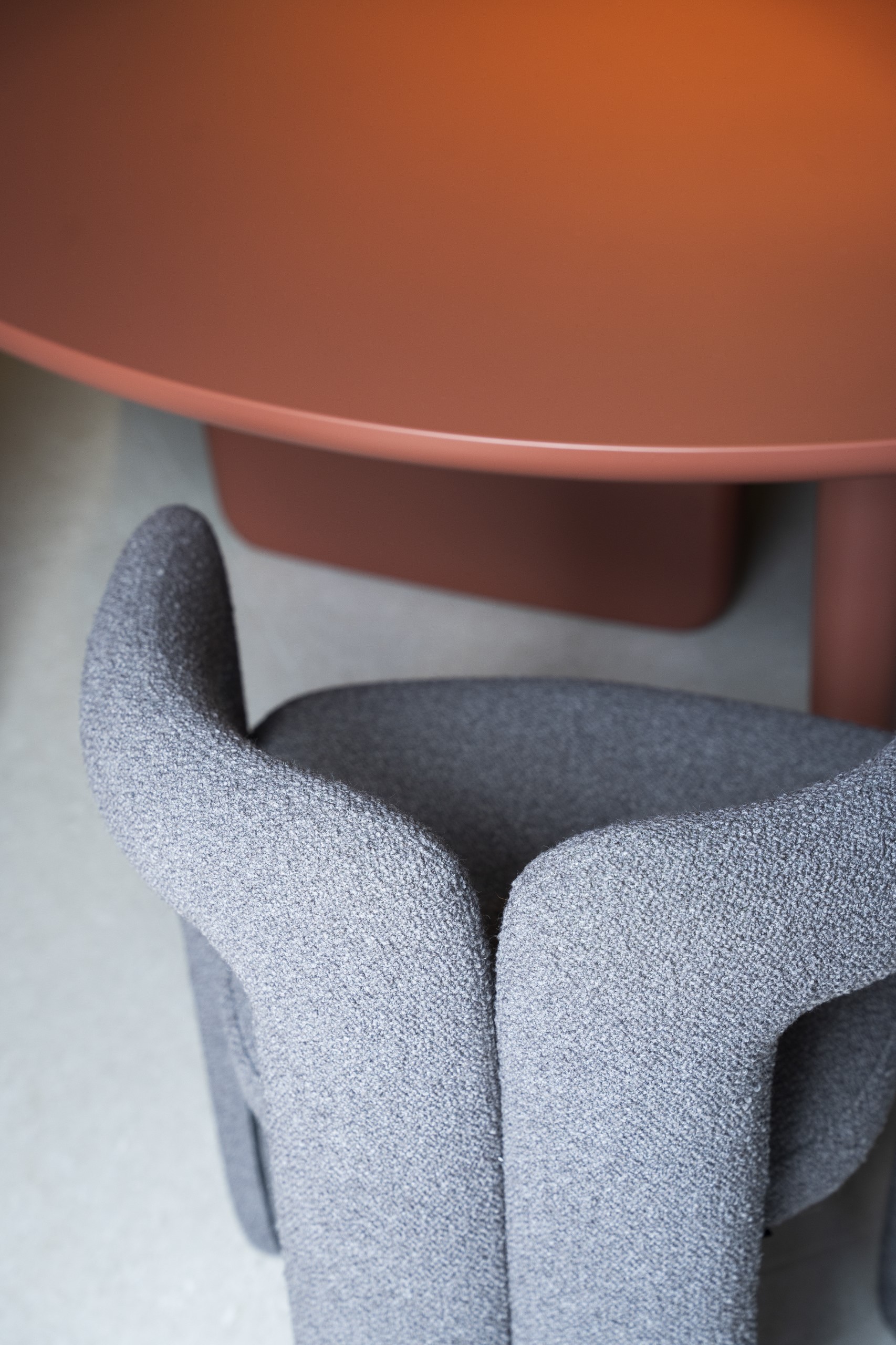 Sedute Cassina Dudet abbinate ad arredo pop contemporaneo Sedie Cassina Dudet in tessuto sostenibile accanto al tavolo Tobi-Ishi