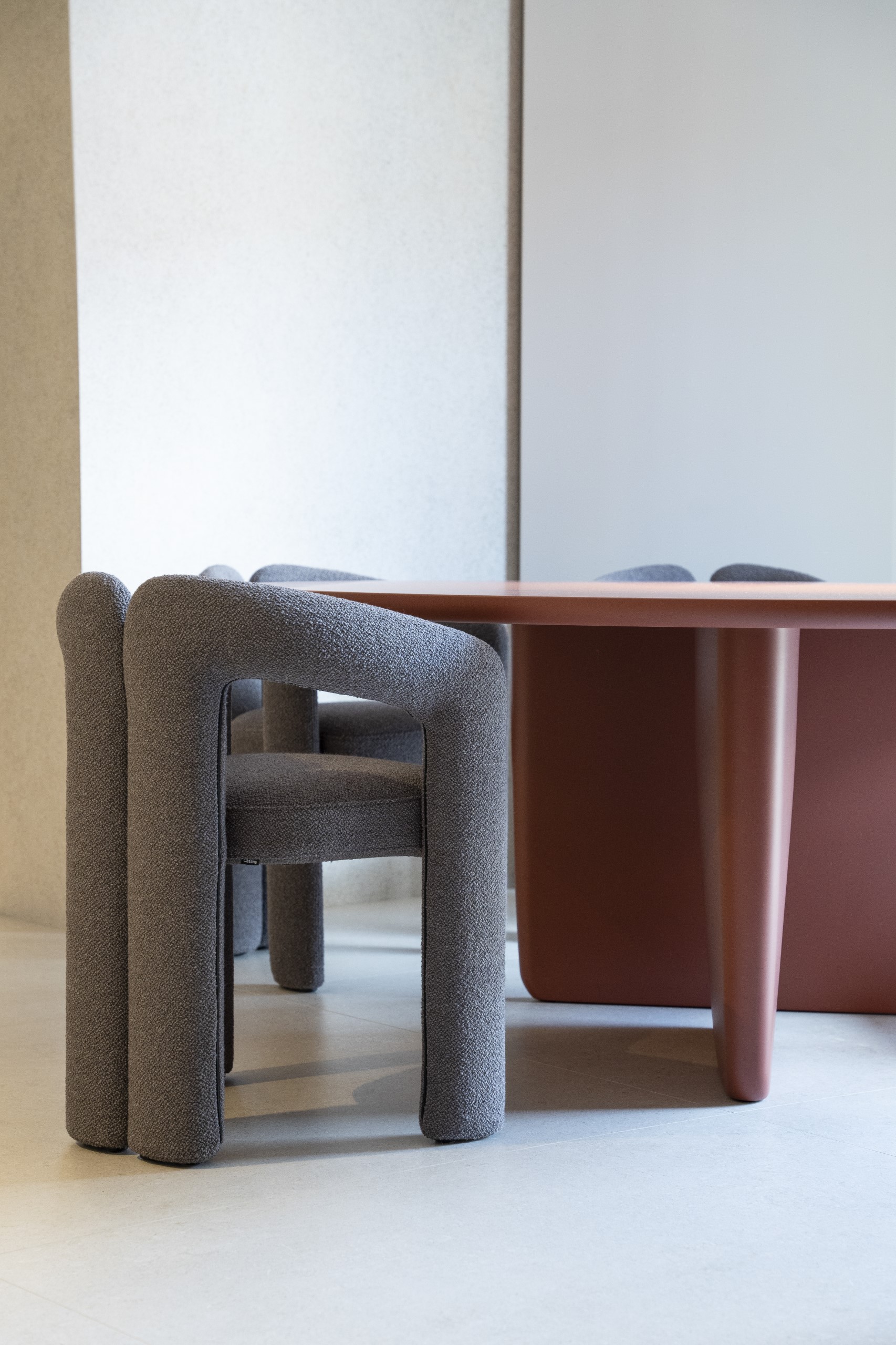 Sedute Cassina Dudet abbinate ad arredo pop contemporaneo Sedie Cassina Dudet in tessuto sostenibile accanto al tavolo Tobi-Ishi
