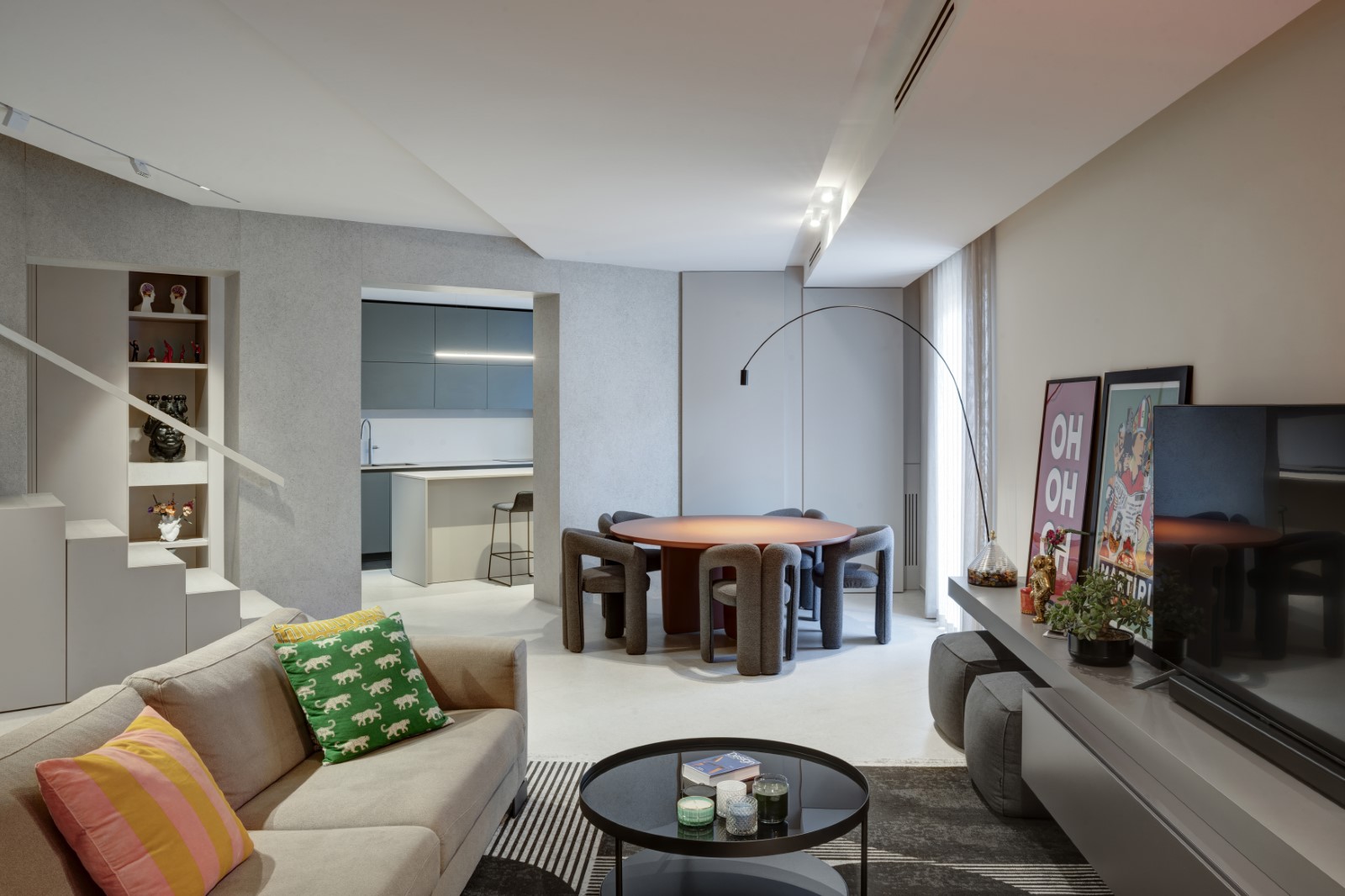 Appartamento personalizzato con arredi su misura contemporanei Interior design su misura in stile pop e moderno