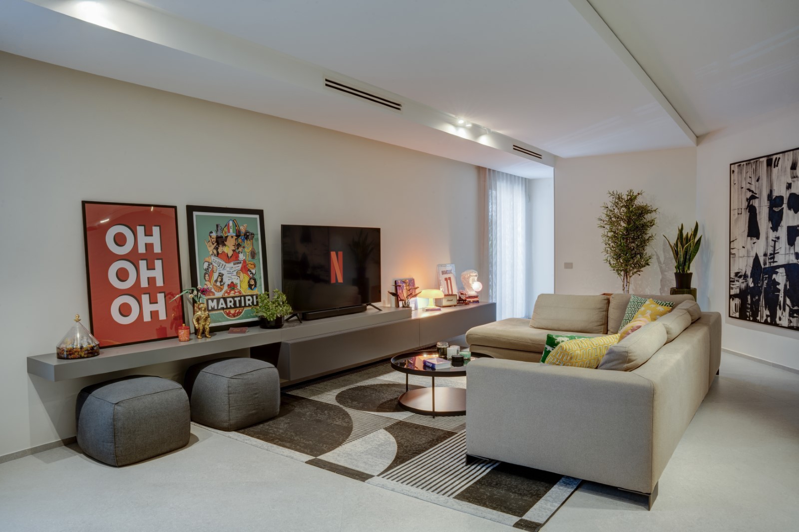 Casa moderna con richiami a viaggi e design internazionale Arredamento pop e stile contemporaneo
