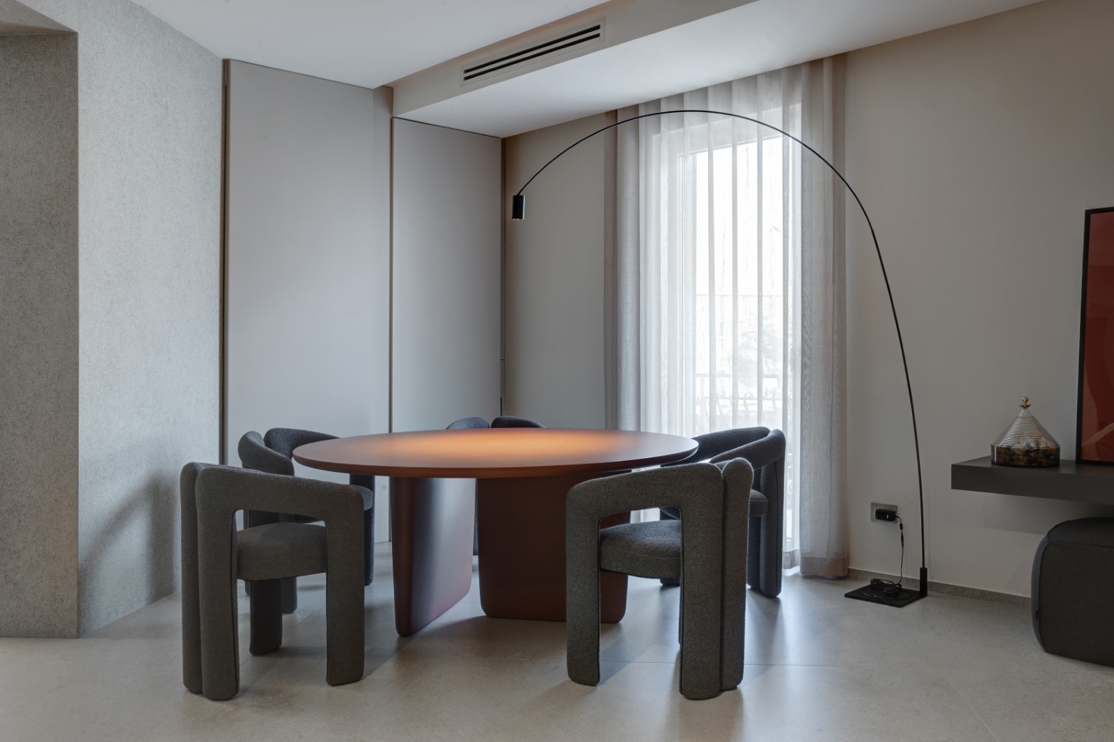 Tavolo Tobi-Ishi di B&B Italia come centro del living open space Zona giorno con tavolo scultoreo Tobi-Ishi di B&B Italia