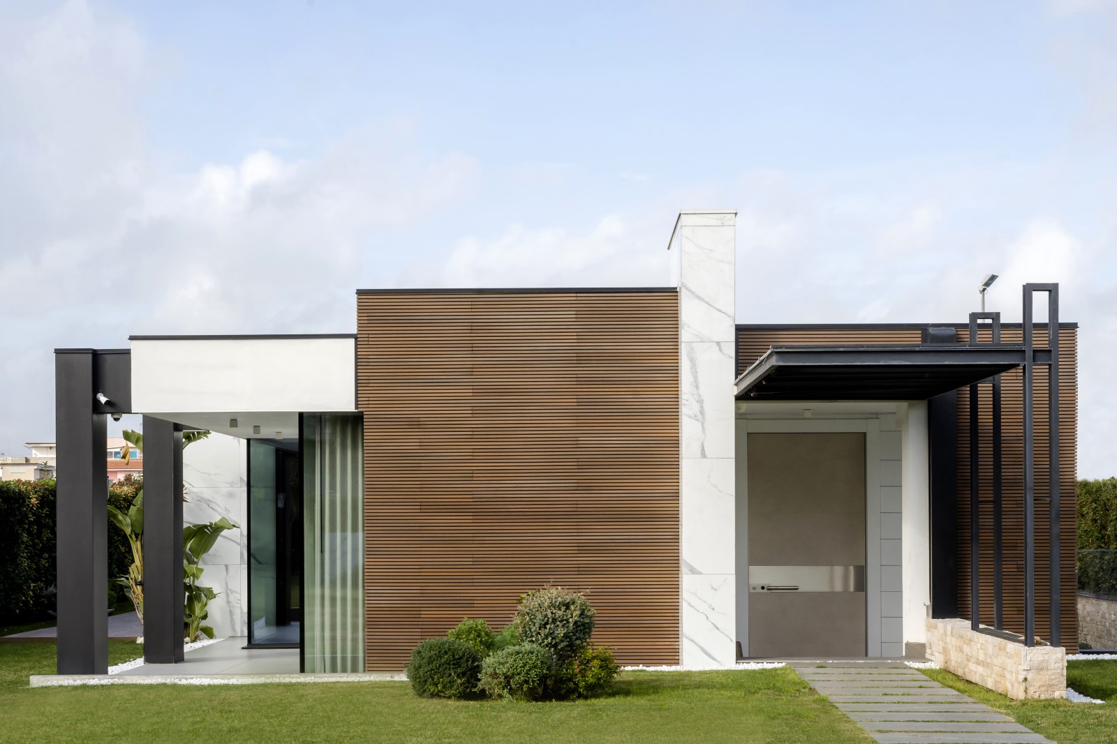 Progetto su misura per una villa di design moderno Villa moderna arredata su misura con interni di lusso