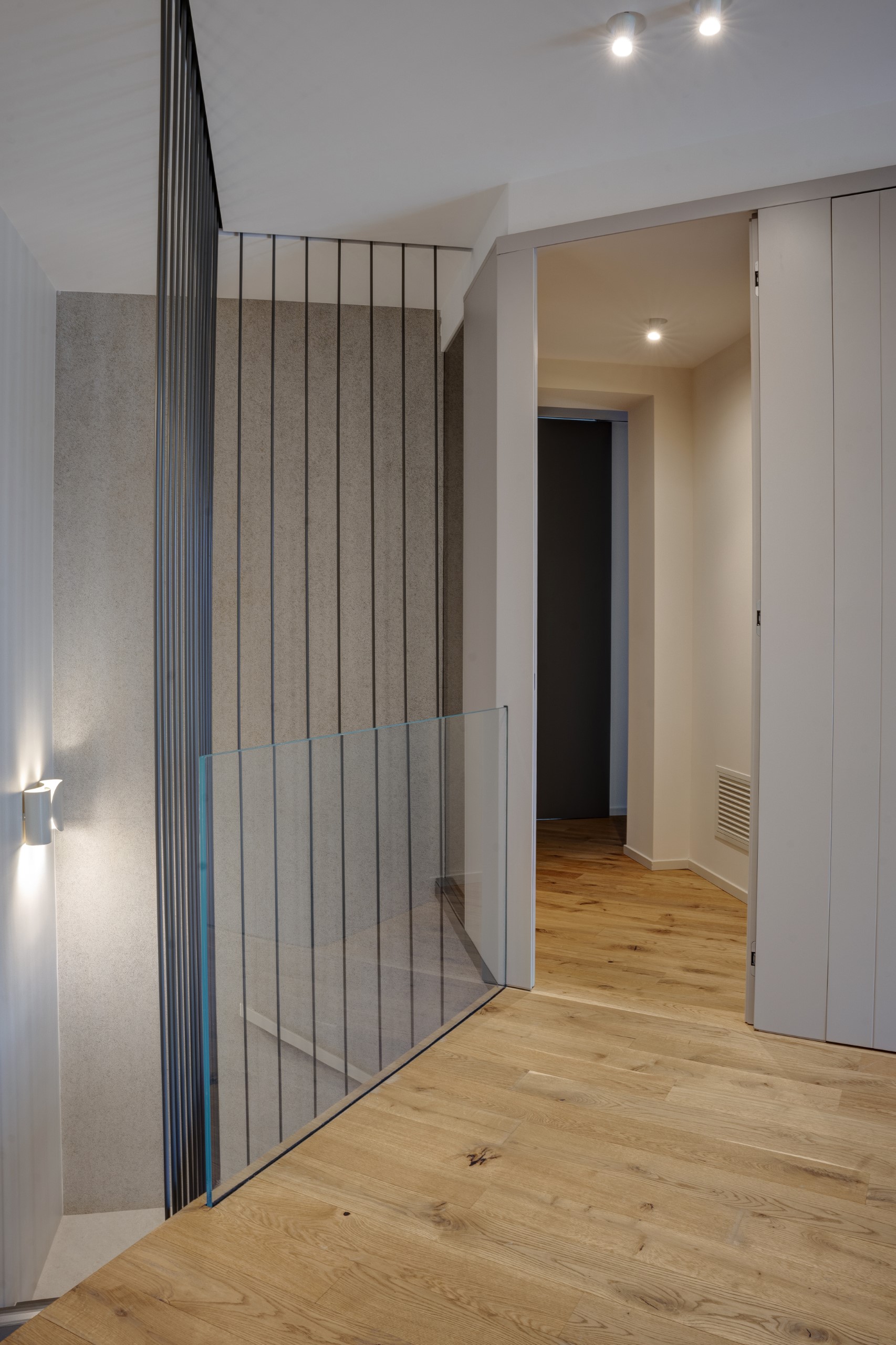 Zona notte con pavimento in legno e arredi eleganti Camera da letto moderna con parquet naturale e luce soffusa